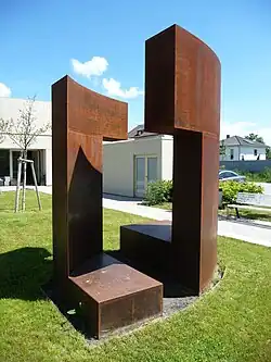 Skulptur neben der Festhalle