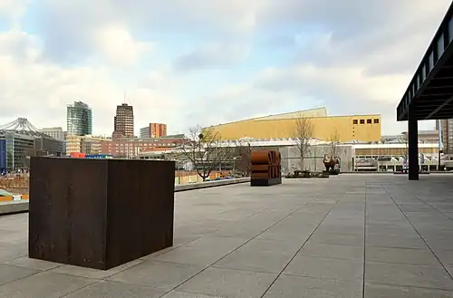 Blick von Norden mit der Plastik auf der hinteren Terrasse und der Staatsbibliothek im Hintergrund