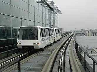 Fahrweg und Fahrzeuge der SkyLine am Flughafen Frankfurt Main