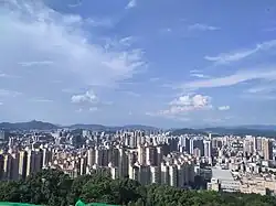 Skyline Shaoguan gesehen vom Furong Tempel am 26.05.2023