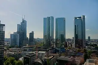 Blick von Nordwesten auf das Bankenviertel (April 2011)