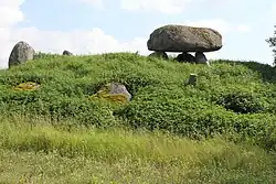 Polygonaldolmen im Langhügel