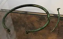 Ösenhalsring und Schleifennadel