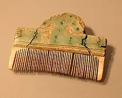 Dreilagenkamm mit glockenförmigem Griff