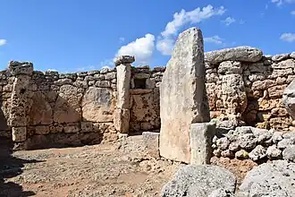 Taula mit fehlendem Kapitell