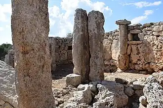 Taula mit rückwärtiger Stütze