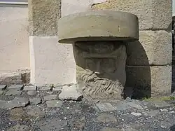 Ungewöhnlich für einen Pranger ist dieser Sockel, der an eine Sitzfläche erinnert.