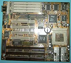 Sockel-7-AT-Hauptplatine, mit Längsregler für CPU-Spannungen, Baujahr&nbsp;1996