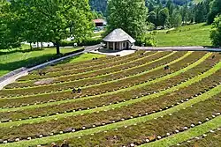 Li.: Kriegsgräberstätte (Draufsicht); re: Ausschnitt der Kriegsgräberstätte mit Kapelle