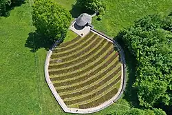 Li.: Kriegsgräberstätte (Draufsicht); re: Ausschnitt der Kriegsgräberstätte mit Kapelle