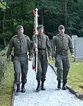 Soldaten mit der Bataillonsfahne