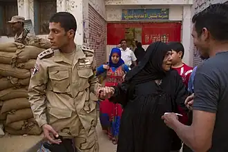 Ein Soldat hilft im Wahllokal[203]