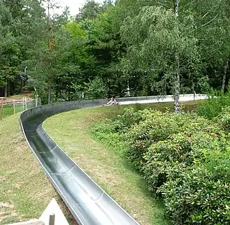 Sommerrodelbahn des Kurpfalz-Park an der Westflanke des Berges