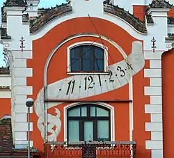 Sonnenuhr an der Villa