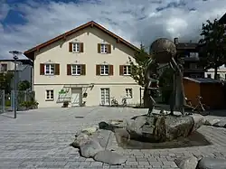 Spitalplatz mit Skulptur Mitanond