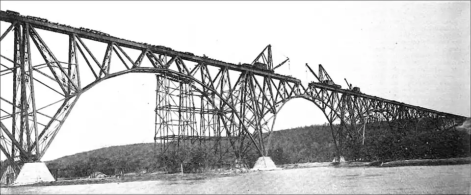 Fertigstellung des mittleren Bogens im Freivorbau 1911 mit Hilfe von Derrickkränen