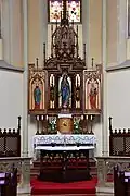 Ein Altar in der Kirche