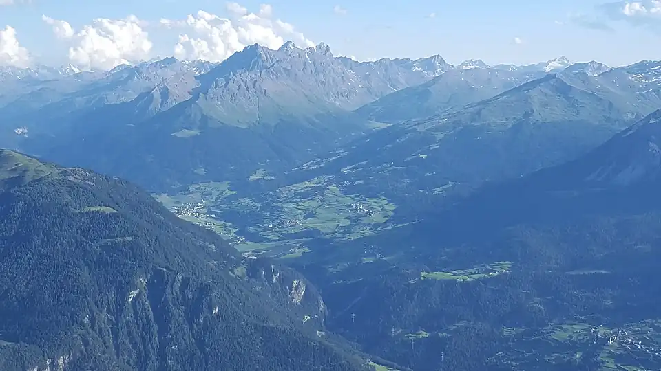 Blick nach Süden ins Oberhalbstein mit Cunter, Savognin, Salouf, Riom und Parsonz