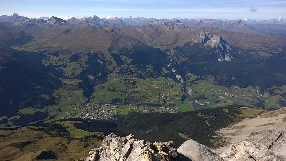 Blick nach Westen auf Savognin, Cunter, Riom-Parsonz und Salouf.