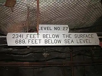 Hinweistafel auf Sohle 27