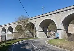 Sougne-Remouchamps, Eisenbahnbrücke über la Rue de Trois Ponts
