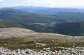 Blick vom Hauptgipfel nach Südosten auf Glen Quoich, links im Hintergrund der Lochnagar