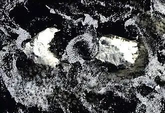 Satellitenaufnahme der Douglas Strait zwischen der Morrell-Insel (links) und Cook Island (rechts)