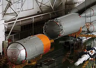 Hot-Staging-Ring aus Gitterstäben zwischen zwei Raketenstufen (Sojus)