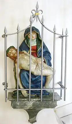 Spätgotisches Vesperbild in der Nähe des Eingangsportals