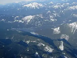 Der Stausee (Spada Lake) aus der Luft mit dem Damm am linken Ende des Sees