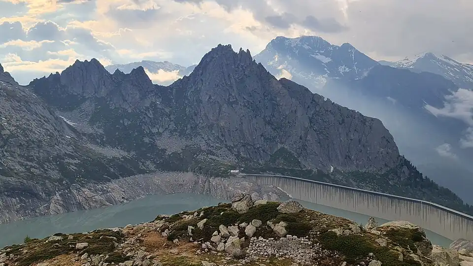 Spazzacaldeira (höchster Punkt) und Fiamma (rechts davon), aufgenommen von der Albignahütte, der Albignasee in der Mitte.