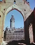 Blick aus der Ruine auf das Neue Rathaus (April 1945)