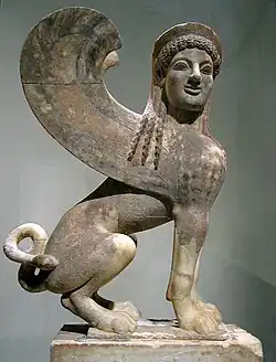 Marmorstatue, Attika, um 530 v.&nbsp;Chr. (Höhe der Sphinx 142,6&nbsp;cm, mit der Stele gesamt 423&nbsp;cm; Metropolitan Museum of Art, New York)
