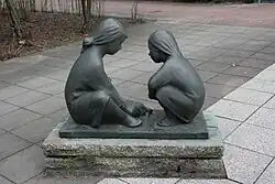Spielende Kinder mit Schildkröte, 1970, Bronze, Garten des Senioren- und Pflegeheims Südostallee 212, Berlin-Niederschöneweide