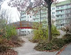 Spielplatz vor Sechsgeschosser (2021)