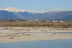 Der Fluss Tagliamento im Vordergrund und die Stadt Spilimbergo im Hintergrund.