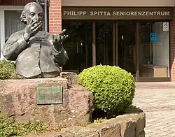 Spittadenkmal vor dem nach ihm benannten Seniorenzentrum in Peine