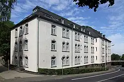 Das hangabwärts gelegene Gebäude der Spitzbergkaserne (2014)