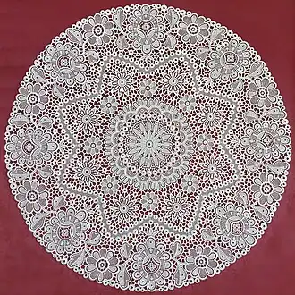 Typische Spitzendecke aus Plauener Spitze