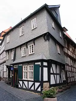 Das Spitzenhäuschen in Fritzlar – Fassade teilverkleidet mit gesägten Eichenschindeln