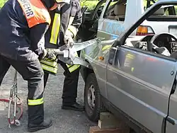 Schaffen einer Arbeitsöffnung am Türscharnier