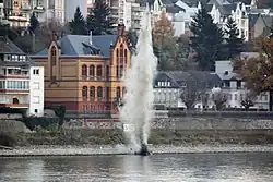 Sprengung eines Tarnnebelfasses am Pfaffendorfer Rheinufer am 20. November 2011