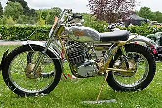 Trial-Motorrad: weniger stark ausgeprägtes Profil, aber mehr Volumen um Auflagefläche durch Reifendruck steuern zu können