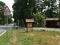 Begrüßungsschild vor dem Ortseingang neben der L&nbsp;190