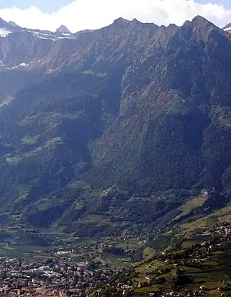 Spronser Rötelspitze (Bildmitte) oberhalb von Meran, von Südosten
