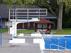 Sprunganlage, im Hintergrund Umkleidegebäude