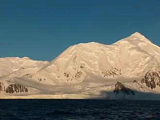 Blick von der Bransfieldstraße auf den Srebarna-Gletscher (rechts: Great Needle Peak)