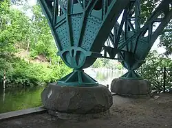 Zwei der vier Auflager des Mittelpfeilers