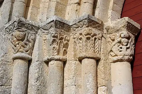 Kapitelle am Eingangsportal von Saint-Front