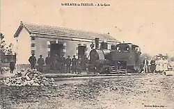 Bahnhof mit Borsig-Dampflokomotive vor Bauzug (1911)